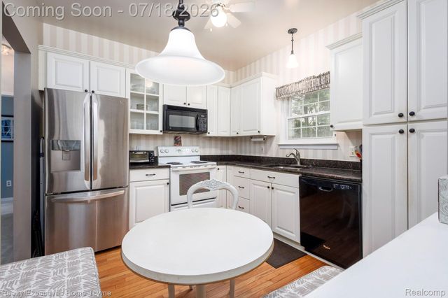 41993 Arrowhead Drive, Novi, MI 48377