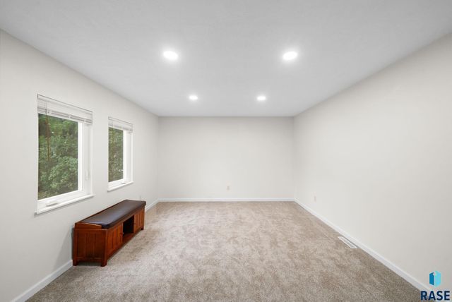 3239 N Lewis Ave Avenue, Sioux Falls, SD 57104