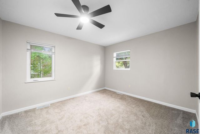 3239 N Lewis Ave Avenue, Sioux Falls, SD 57104