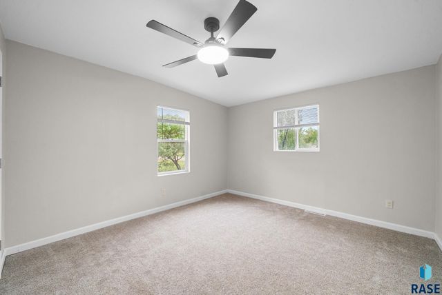 3239 N Lewis Ave Avenue, Sioux Falls, SD 57104