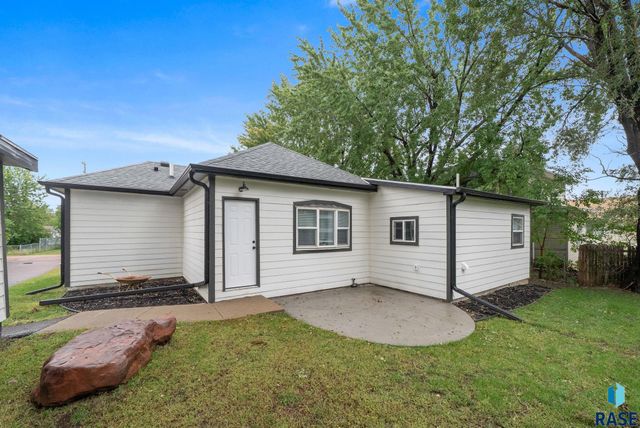 3239 N Lewis Ave Avenue, Sioux Falls, SD 57104