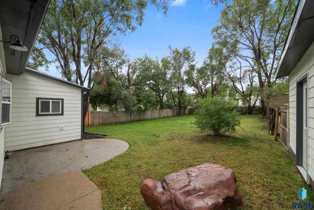 3239 N Lewis Ave Avenue, Sioux Falls, SD 57104