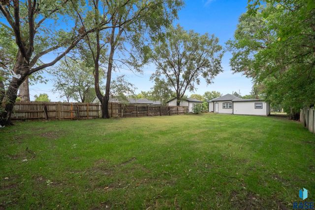 3239 N Lewis Ave Avenue, Sioux Falls, SD 57104