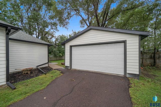 3239 N Lewis Ave Avenue, Sioux Falls, SD 57104