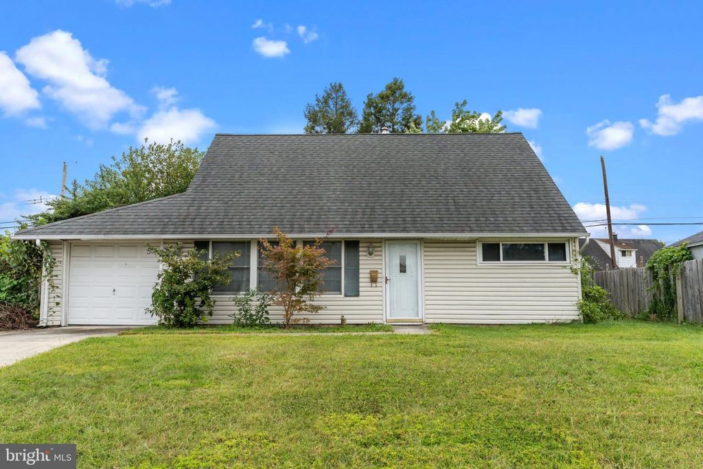 53 CRESTWOOD RD, Levittown, PA 19057