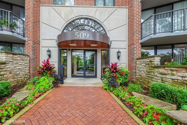 509 Aurora Avenue 202, Naperville, IL 60540