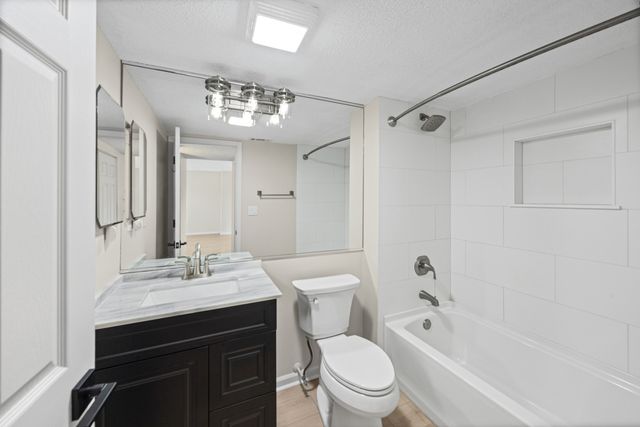 509 Aurora Avenue 202, Naperville, IL 60540