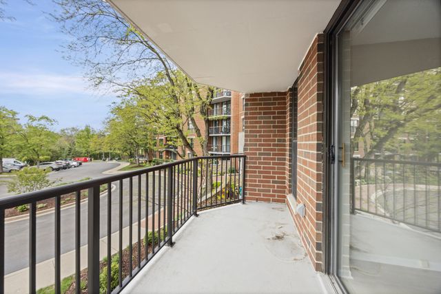509 Aurora Avenue 202, Naperville, IL 60540