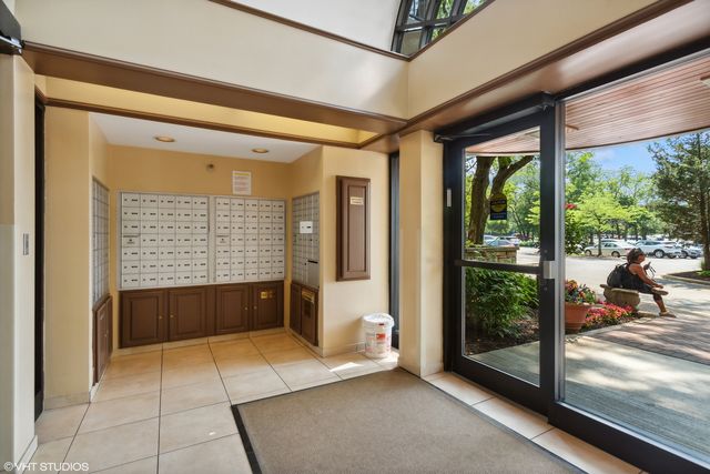 509 Aurora Avenue 202, Naperville, IL 60540