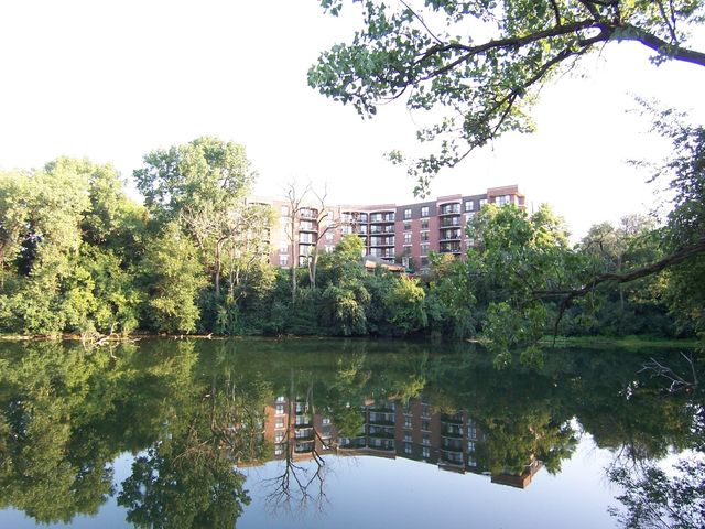 509 Aurora Avenue 202, Naperville, IL 60540