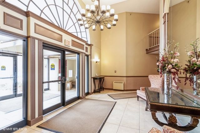 509 Aurora Avenue 202, Naperville, IL 60540