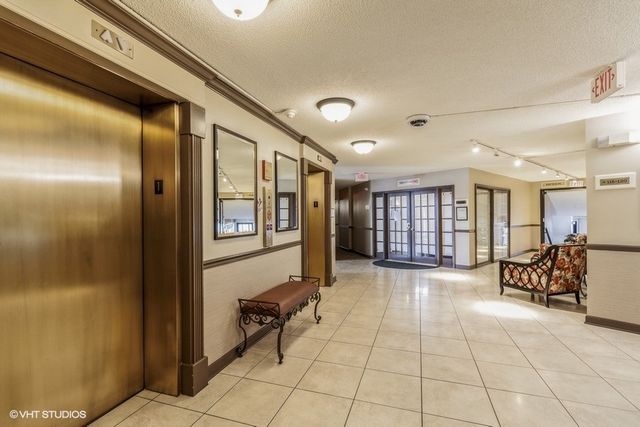 509 Aurora Avenue 202, Naperville, IL 60540