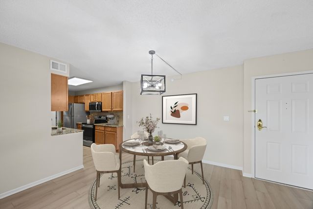 509 Aurora Avenue 202, Naperville, IL 60540