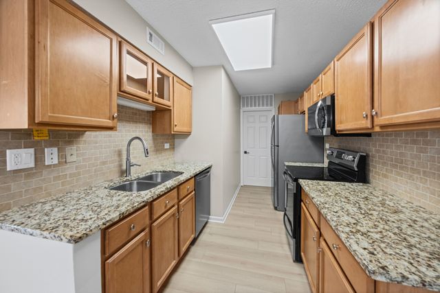 509 Aurora Avenue 202, Naperville, IL 60540