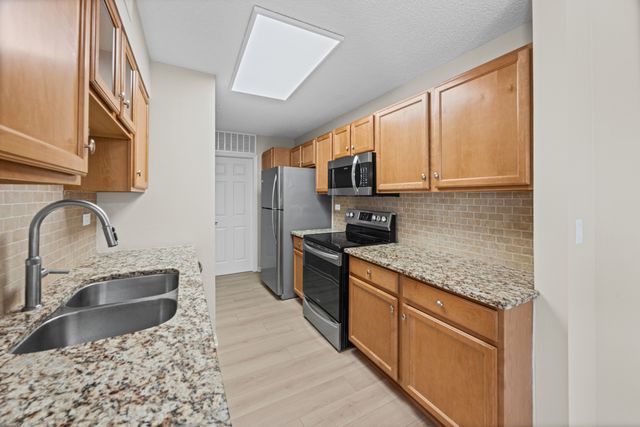 509 Aurora Avenue 202, Naperville, IL 60540