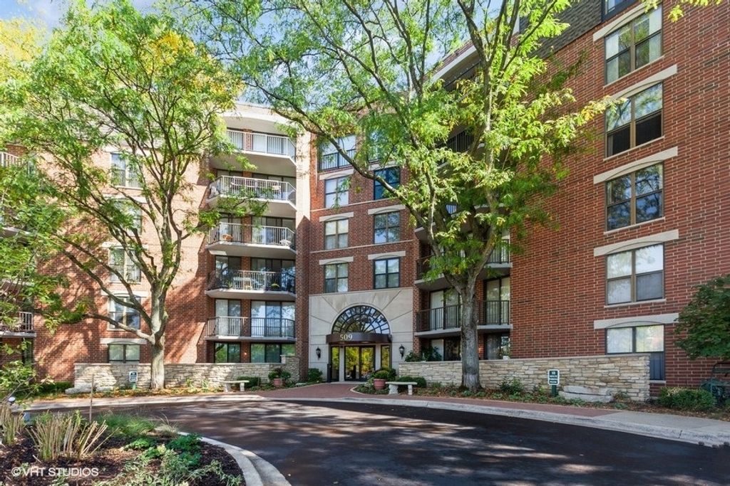 509 Aurora Avenue 202, Naperville, IL 60540