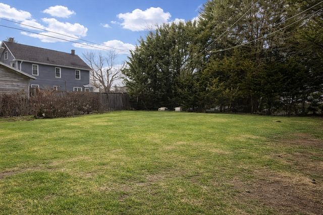 41 Dartmouth St, Holyoke, MA 01040