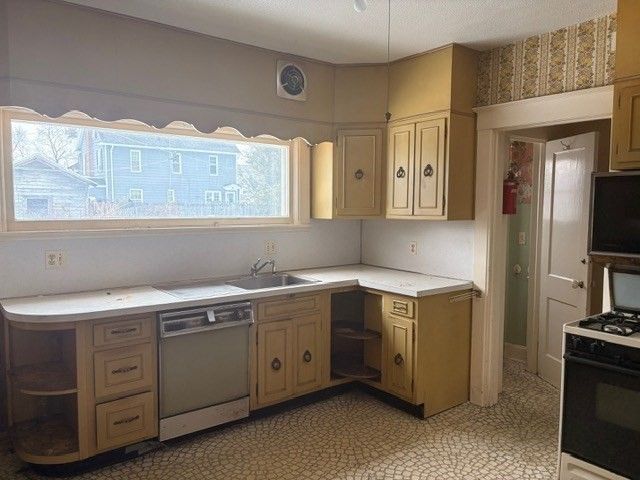 41 Dartmouth St, Holyoke, MA 01040