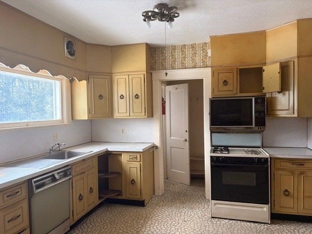 41 Dartmouth St, Holyoke, MA 01040