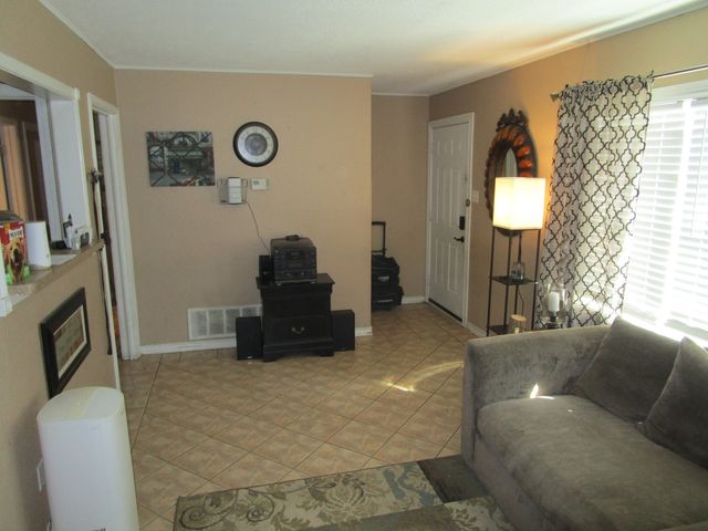 5204 Curzon Avenue, Fort Worth, TX 76107