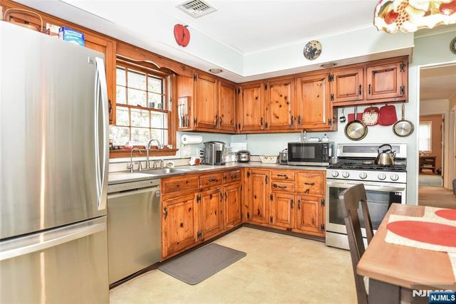 60 Highland Road, Bloomingdale, NJ 07403