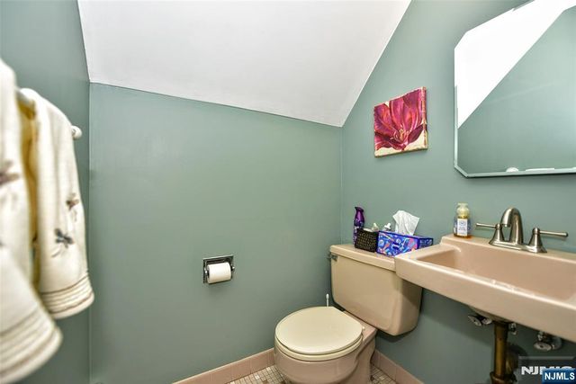 60 Highland Road, Bloomingdale, NJ 07403