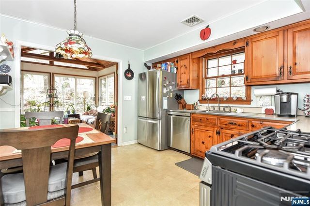 60 Highland Road, Bloomingdale, NJ 07403