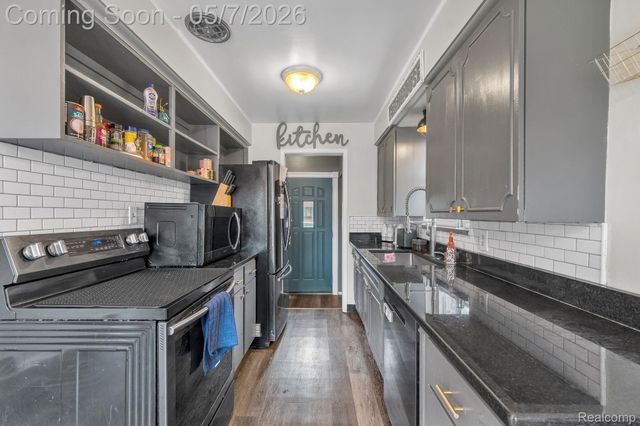 37022 Pinewood Road, Wayne, MI 48184