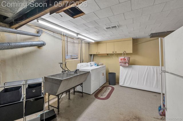 37022 Pinewood Road, Wayne, MI 48184