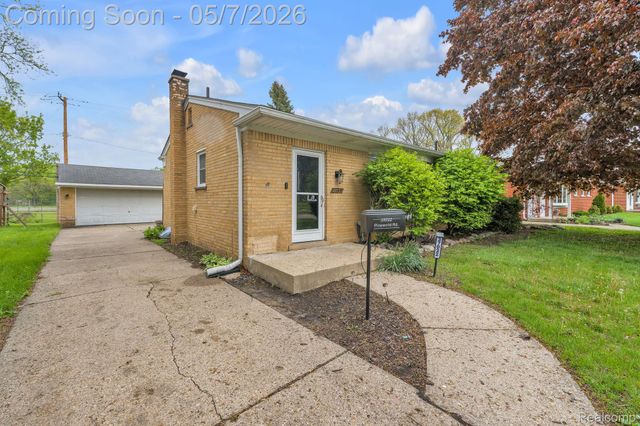 37022 Pinewood Road, Wayne, MI 48184