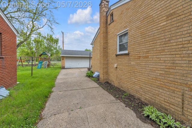 37022 Pinewood Road, Wayne, MI 48184