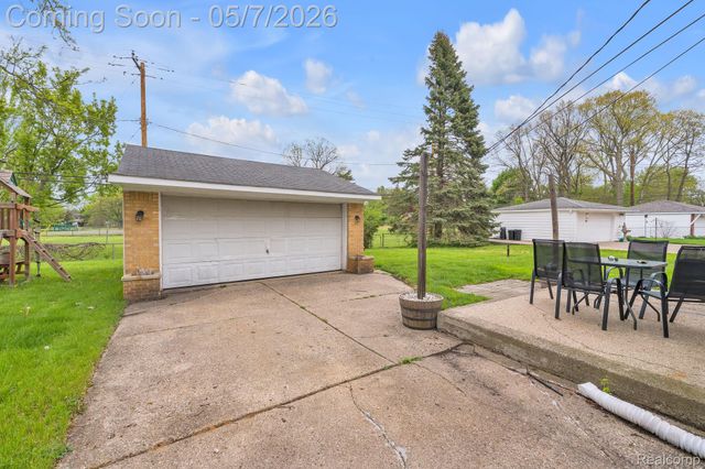 37022 Pinewood Road, Wayne, MI 48184