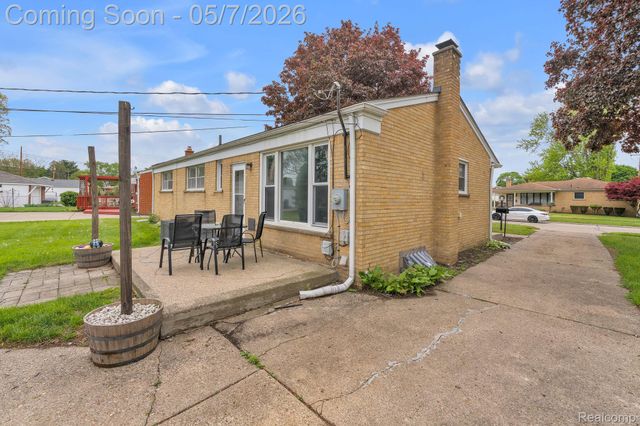37022 Pinewood Road, Wayne, MI 48184