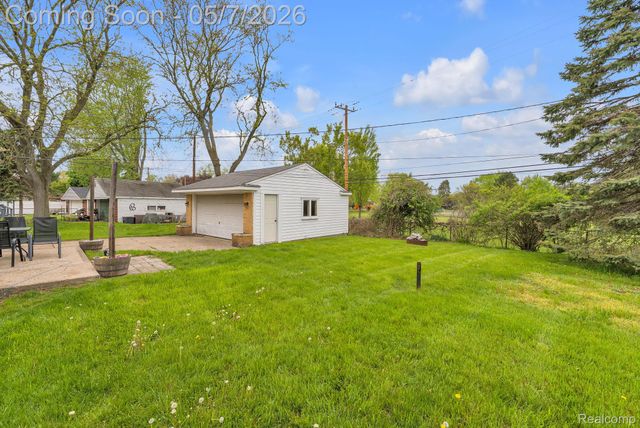 37022 Pinewood Road, Wayne, MI 48184