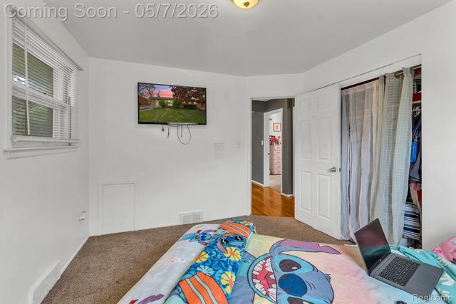 37022 Pinewood Road, Wayne, MI 48184