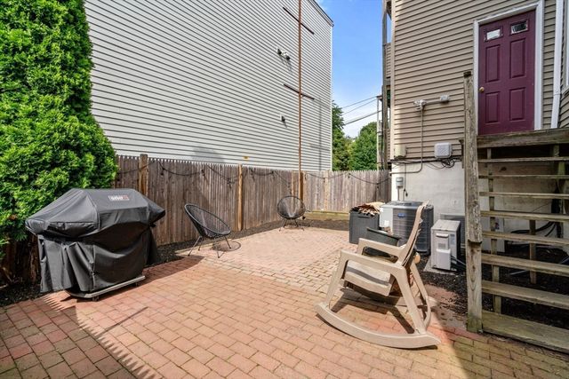 614 E 3rd St 1, Boston, MA 02127