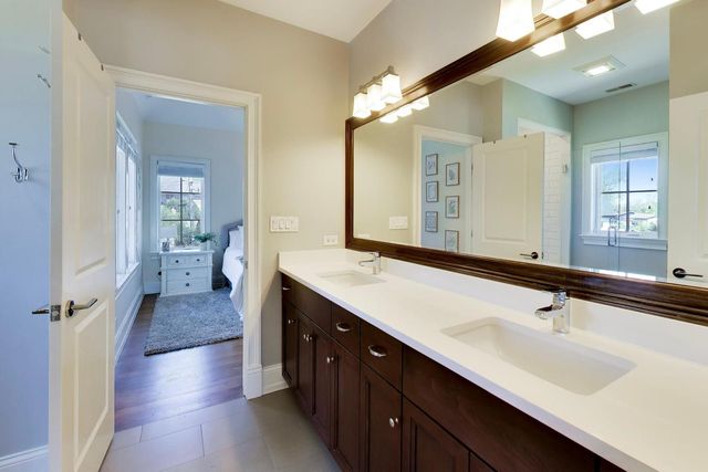 5557 S Stough Street, Hinsdale, IL 60521