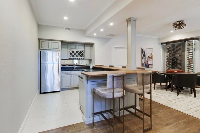5557 S Stough Street, Hinsdale, IL 60521