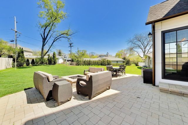 5557 S Stough Street, Hinsdale, IL 60521