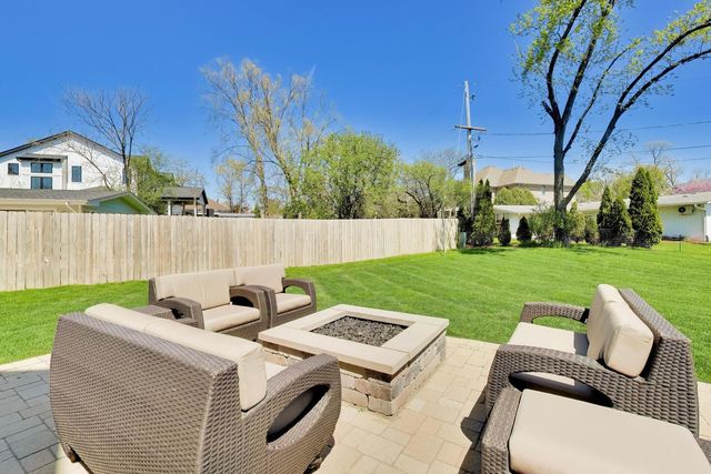 5557 S Stough Street, Hinsdale, IL 60521