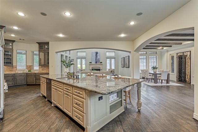 108 Evergreen Oak Drive, Conroe, TX 77384