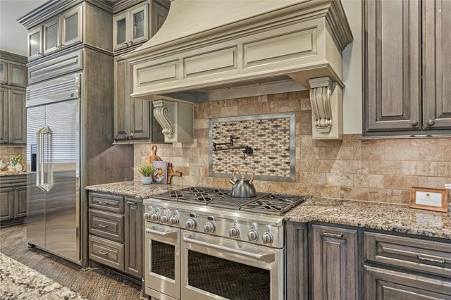 108 Evergreen Oak Drive, Conroe, TX 77384