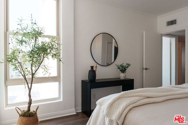 1110 Hacienda Place 207, West Hollywood, CA 90069