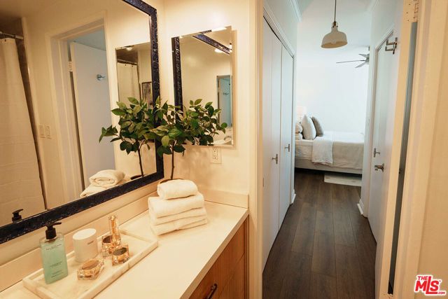 1110 Hacienda Place 207, West Hollywood, CA 90069