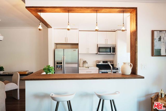 1110 Hacienda Place 207, West Hollywood, CA 90069