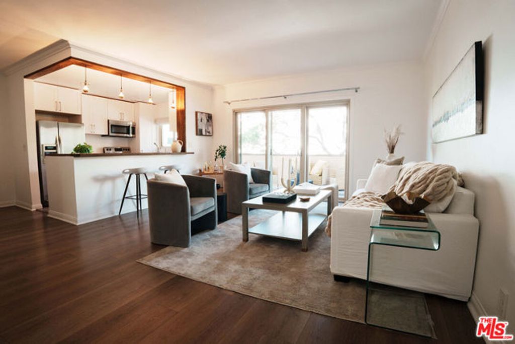 1110 Hacienda Place 207, West Hollywood, CA 90069