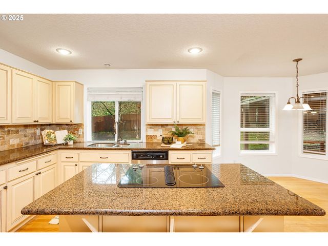 11544 Se HIGHLAND Loop, Clackamas, OR 97015