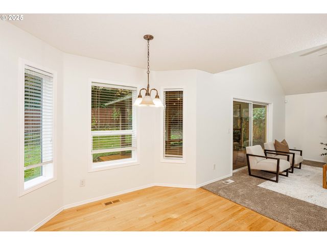 11544 Se HIGHLAND Loop, Clackamas, OR 97015