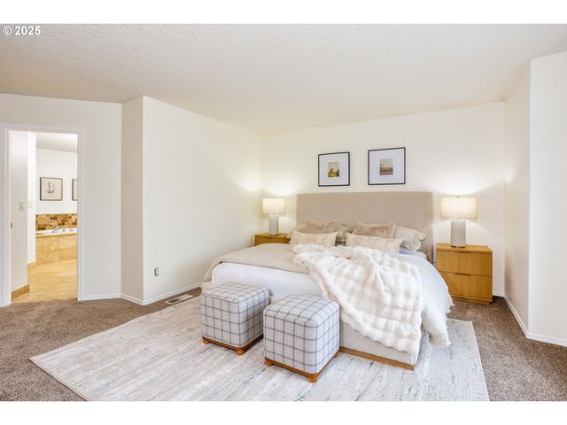 11544 Se HIGHLAND Loop, Clackamas, OR 97015