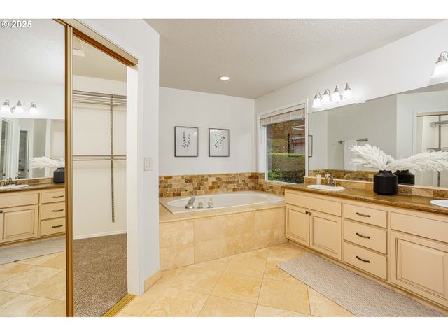 11544 Se HIGHLAND Loop, Clackamas, OR 97015